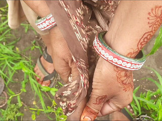 Open field jungle mein devar bhabhi ki rasleela mota land bhabhi ke mouth me dekh chuswa kar bade wali ass maar di devar ne apne sagi bhabhi ko lo
