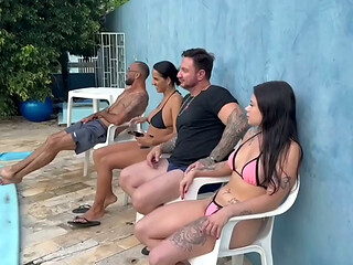 Dei uma fugidinha da galera e meti o pau na amiga da minha esposa escondido.