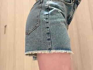 Pervert publicly masturbates in fitting room of retail outlet