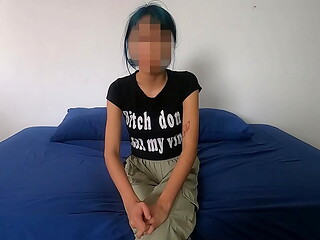 &iexcl_Apenas legal! Jovencita con 18 a&ntilde_os reci&eacute_n cumplidos llega para probar algo nuevo...