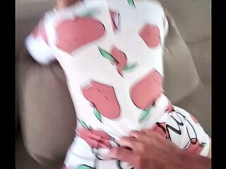 Fingi que estava descansando para o amigo do meu marido chegar junto...
