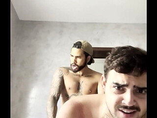 Novinho liberou gostoso pro amigo