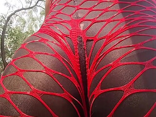 Knky Bee: Slo-mo Twerking in Red Nets Outside