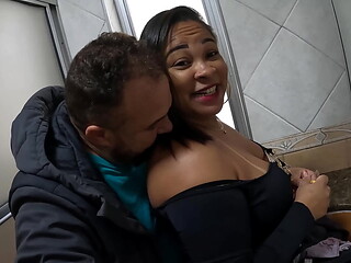 Kn Bombom por tr&aacute_s das c&acirc_meras