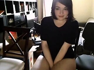 Curvy Babe Flashes on Webcam