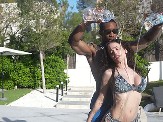only . geishakyd se follando a un bbc en la piscina de su hotel en Barcelona
