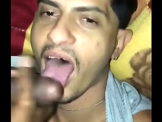 Vi um megao pauzudo mijando na linha do trem e ele ficou balan&ccedil_ando o pau duro pra mim, mamei gostoso