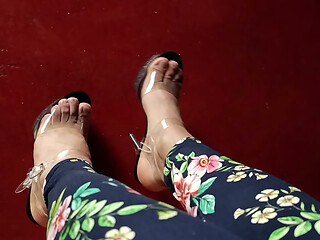 Thal&iacute_a en tacones transparentes sexys