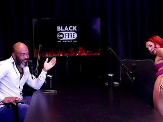 Ruiva safada mostra seu cu depois de dizer que o esposo sugeriu a entrada no meio liberal, gosta de pau grande e grosso, e n&atilde_o assiste as cenas - Bruna Ferrari (WATCH ON: SHEER/RED)