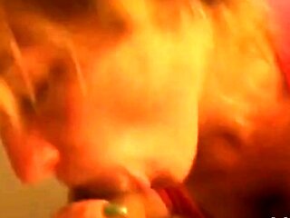 Dansk milf giver en blowjob og modtager en ansigtsbehandling