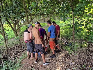 Suruba na trilha - Putaria gostosa no matagal - Parte 01