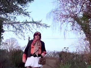 Dressed in a little white bubble skirt for an evening