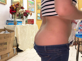 Jasmine Cleans the House with Her Buttcrack Exposed