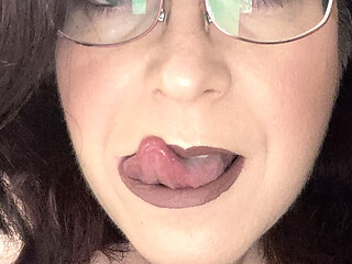 Elianna wants your cum