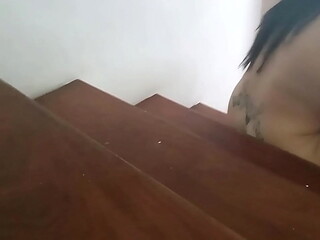 Camera pegou a mulher do coroa transando com o porteiro na escada