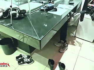 Casada MILF leva 20cm de rola bem fundo e leitinho na boca