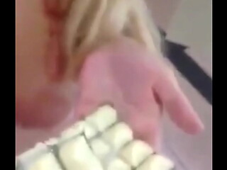 Suzie Slut comendo chocolate com porra