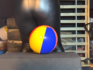 Bigbootylucy and Dragon Agressively Crushing 11 Beachballs and 3 Bubble Balls!