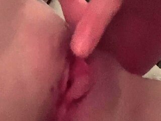 Close up solo beauty fucking her pussy