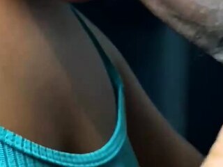 Deliciosa cena amadora com uma morena empinando a