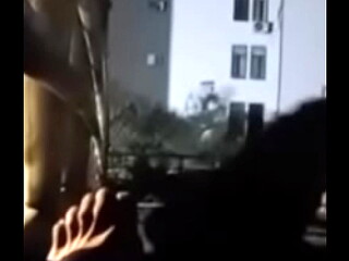 Mamando la verga del vecino en la via p&uacute_blica.
