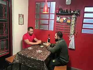 JOGO DE BARALHO ENTRE AMIGOS VIRA SURUBA E ORGIA