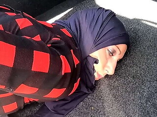 Horny Muslim Wife Cheats on Husband with Neighbor - Creampie & Public Sex!