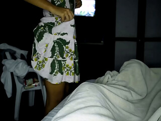 Mujer flaca de gran trasero entra a la habitaci&oacute_n con un vestido y se la follan. porno casero