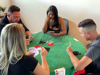 Jogo de cartas acaba em troca de casal e muita putaria.