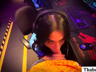 Fucking the ass of this TS gamer while playing