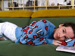 Come-hither Ana Moloko at short hair smut