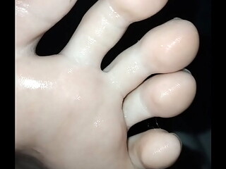 Veja meu pezinho fedidinho sendo babado e bata uma pra mim