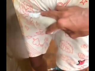 Novinho perde a virgindade com t&eacute_cnico da tv que foi em sua casa instalar a tv - twink loses his virginity with TV technician who went to his house to install the TV -