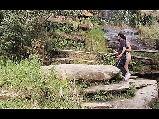 Trilha, cachoeira e muito sexo em p&uacute_blico!