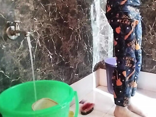 School girl ko bathroom MMS video viral