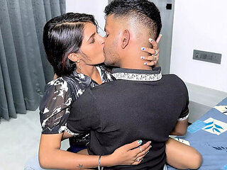 Desi Bhabhi Fucks Young Servant in Hotel - Hot Indian Aunty Sex