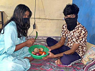 Sabji vechne Waali ko khule bazaar mein hi chod diya