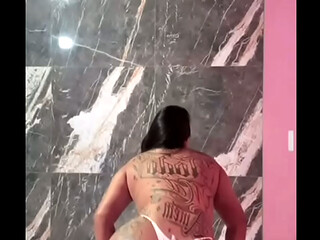 Brasileira com a buceta marcando