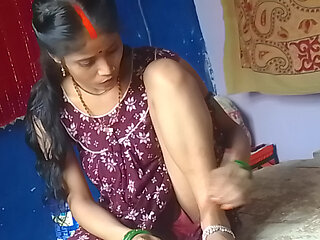 Indian bhabhi applies color to hear legs Indian desi bhabhi