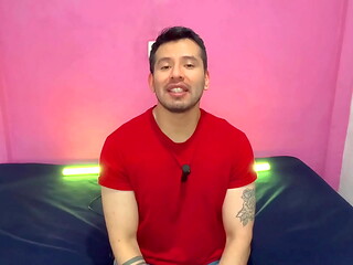 Militar musculoso dotado pre&ntilde_a el culo de un jovencito twink universitario! Relato sexual