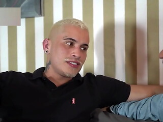 Contando pro meu p.r.i.m.o que tranzei com meu chefe. Ficamos com tes&atilde_o e fizemos um troca troca gostoso. - Completo