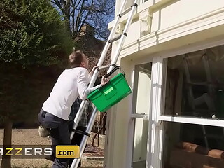 BRAZZERS - Sexy Homeowner Kayla Wild Trades Her Cash Tip For A Double Dicking From Window Washers