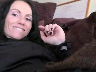 My mom's horny best friend tries to seduce me with her cunt