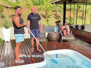 Comi a esposa do meu chefe , que ficou se exibindo enquanto tomava banho de sol na piscina
