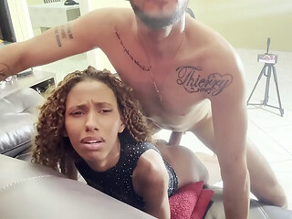 tirando a virgindade do cuzinho da vizinha e fazendo ela gritar e gemer gostoso