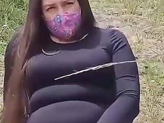 Latina En El Bosque Con Su Vecino Exhibiendo Su Culo Y Su Concha En Vestido Y Tangas
