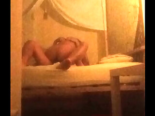 Follandome a la amiga de mi madrastra en un motel con la c&aacute_mara escondida