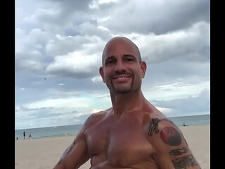 BEACH BODY PORNSTAR MAXX LOADZ FLEXING AT THE BEACH