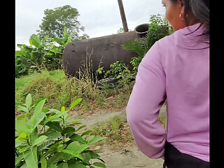 se ecxita en publico extremadamente arriesgado mientras pasa la gente