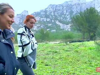 Stella et Emmanuelle, deux magnifiques diablesses, s'_adonnent au sexe &agrave_ quatre